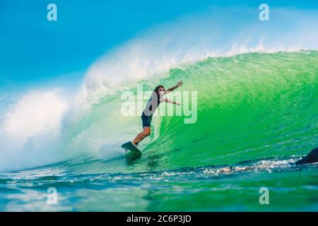 24. April 2019. Bali, Indonesien. Surfer-Fahrt auf Fass Wave. Professionelles Surfen am Dreamland Beach Stockfoto