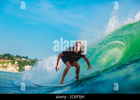 24. April 2019. Bali, Indonesien. Surfer-Fahrt auf Fass Wave. Professionelles Surfen am Dreamland Beach Stockfoto