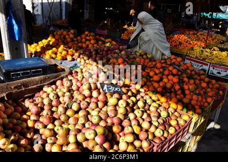 Markt im Norden von Tunesien, wo die Bauern produzieren viele Obst und Gemüse und die Welt berühmten Oliven. Stockfoto