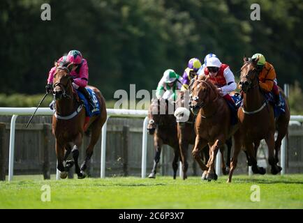 Oxted geritten von Cieren Fallon (links) gewinnen die Darley Juli Cup Einsätze am dritten Tag des Moet und Chandon Juli Festival auf Newmarket Racecourse. Stockfoto