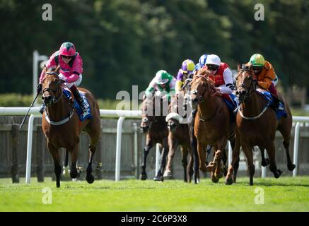 Oxted geritten von Cieren Fallon (links) gewinnen die Darley Juli Cup Einsätze am dritten Tag des Moet und Chandon Juli Festival auf Newmarket Racecourse. Stockfoto