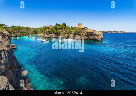 Schöne Aussicht auf Bucht mit Booten Yachten an der Küste von Cala Pi Strand Mallorca Insel, Mittelmeer Spanien Stockfoto