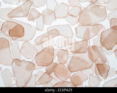 Nahaufnahme Füllrahmen aus durchsichtigen rosa Meerglas Chips auf weißem Hintergrund Stockfoto