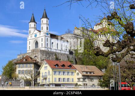 Aarburg, Schweiz - April 01. 2014: Aarburg Schloss und Kirche, Kanton Aargau, Schweiz. Es ist eine mittelalterliche Burg. Es wird als Schweizer Sie eingestuft Stockfoto