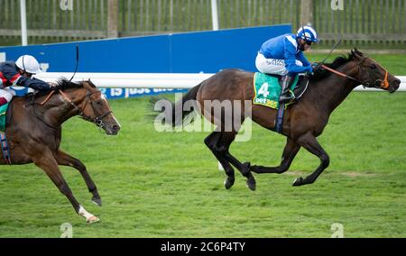 Motakhayyel von Jim Crowley gewinnt den bet365 Bunbury Cup am dritten Tag des Moet and Chandon July Festivals auf der Newmarket Racecourse. Stockfoto