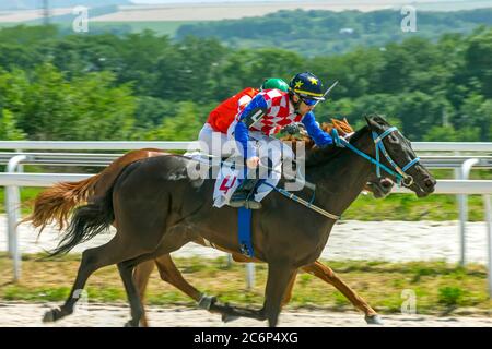 Pferderennen Offener Preis auf dem Hippodrom Pyatigorsk.die ersten Rennen auf dieser Website fanden im Juni 1885 statt. Stockfoto