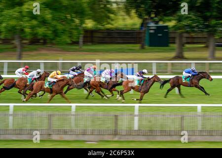 Motakhayyel von Jim Crowley gewinnt den bet365 Bunbury Cup am dritten Tag des Moet and Chandon July Festivals auf der Newmarket Racecourse. Stockfoto