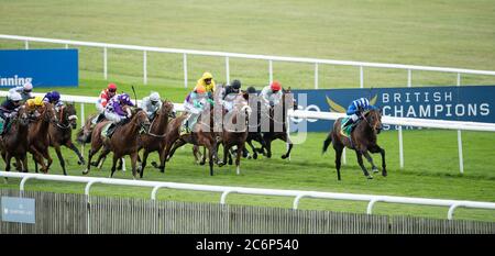 Motakhayyel von Jim Crowley gewinnt den bet365 Bunbury Cup am dritten Tag des Moet and Chandon July Festivals auf der Newmarket Racecourse. Stockfoto