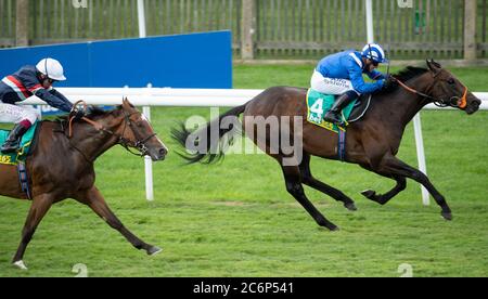 Motakhayyel von Jim Crowley gewinnt den bet365 Bunbury Cup am dritten Tag des Moet and Chandon July Festivals auf der Newmarket Racecourse. Stockfoto