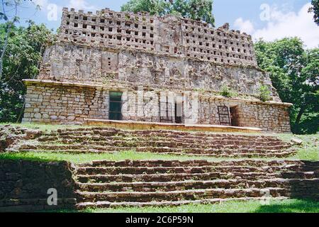 Der Palast des Königs. Struktur 33. Yaxchilan Maya Ruinen. Chiapas, Mexiko Vintage-Bild, das in den frühen 1990er Jahren auf Kodak Film aufgenommen wurde. Stockfoto