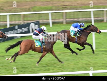 Motakhayyel von Jim Crowley gewinnt den bet365 Bunbury Cup am dritten Tag des Moet and Chandon July Festivals auf der Newmarket Racecourse. Stockfoto