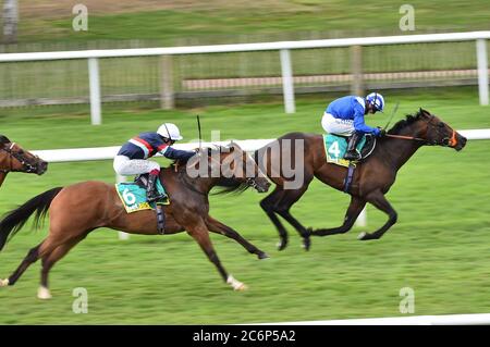 Motakhayyel von Jim Crowley gewinnt den bet365 Bunbury Cup am dritten Tag des Moet and Chandon July Festivals auf der Newmarket Racecourse. Stockfoto