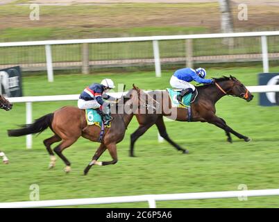 Motakhayyel von Jim Crowley gewinnt den bet365 Bunbury Cup am dritten Tag des Moet and Chandon July Festivals auf der Newmarket Racecourse. Stockfoto