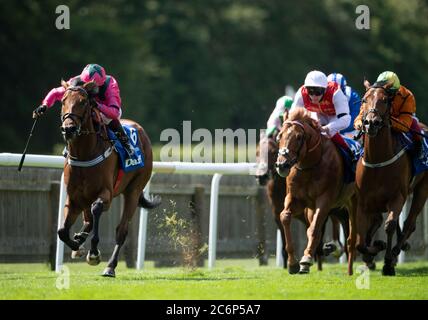 Oxted geritten von Cieren Fallon (links), gehen Sie auf die Darley Juli Cup Einsätze am dritten Tag des Moet und Chandon Juli Festival auf Newmarket Racecourse zu gewinnen. Stockfoto