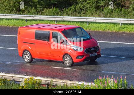 2019 Red Ford Transit Custom 320 Limited; Fahrzeuge, die Fahrzeuge bewegen, Autos, die Fahrzeuge auf britischen Straßen fahren, Motoren, auf der Autobahn M6. Stockfoto