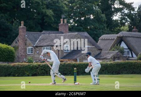 Spieler, die während eines Intra-Club-Spiels im Cricket Club Newtown Linford in Leicestershire aktiv sind. Stockfoto