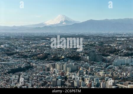 Der Berg Fuji ragt über dem Stadtrand von Yokohama auf. Stockfoto