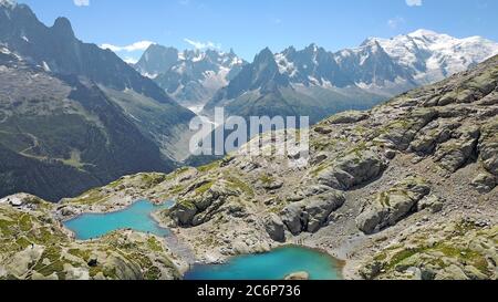 Grandes Jorasses und Mer de Glace hinter dem türkisfarbenen Wasser des Lac Blanc in Chamonix. Stockfoto