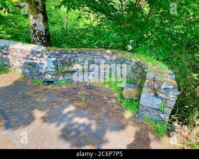 Die alte Steinbrücke über den Sulby River bei Thholt-y-will, in der wunderschönen Landschaft der Isle of man Stockfoto