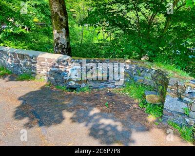 Die alte Steinbrücke über den Sulby River bei Thholt-y-will, in der wunderschönen Landschaft der Isle of man Stockfoto