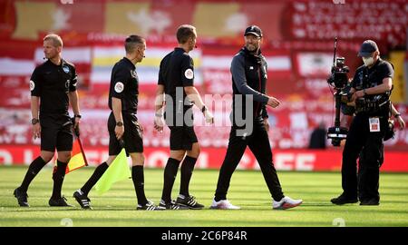 Liverpools Manager Jurgen Klopp (rechts) mit Matchschiedsrichter David Coote (Mitte) nach dem letzten Pfiff während des Premier League-Spiels im Anfield Stadium, Liverpool. Stockfoto