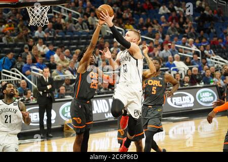 Brooklyn Nets' Vorhut Dzanan Musa (#13) legt sich auf. (Amway Center in Orlando am Freitag, 6. Januar 2020) Bildnachweis: Marty Jean-Louis Stockfoto