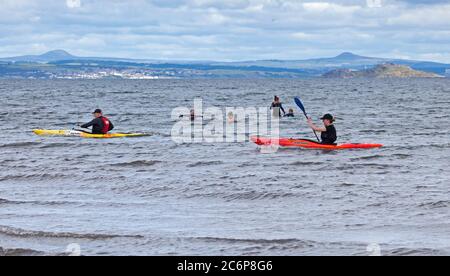 Portobello, Edinburgh, Schottland, Großbritannien 11. Juli 2020. Die Temperatur ist morgens kühl und steigt am Nachmittag auf 18 Grad mit einer kühlen Brise. Wassersport auf Paddle Boards und Kajaks sind in den drei Monaten der Coronavirus Pandemie populärer geworden, da Leute aller Altersgruppen mehr Freizeit hatten. Stockfoto