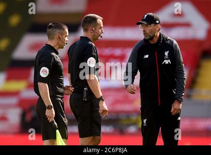 Liverpools Manager Jurgen Klopp (rechts) mit Matchschiedsrichter David Coote (Mitte) nach dem letzten Pfiff während des Premier League-Spiels im Anfield Stadium, Liverpool. Stockfoto