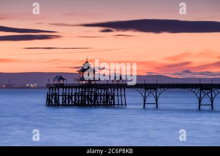 Clevedon Pier in der Severn Mündung in der Abenddämmerung, North Somerset, England. Stockfoto