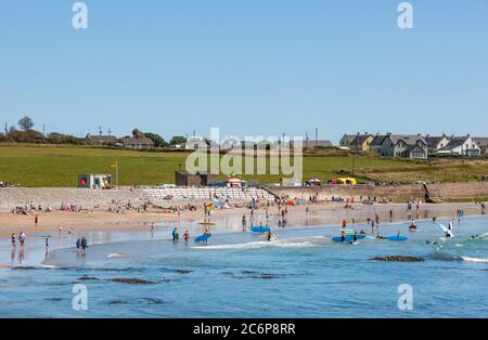 Garrettstown, Cork, Irland. Juli 2020. An einem heißen und sonnigen Nachmittag genießen Urlauber das gute Wetter am Garrettstown Beach, Co. Cork, Irland. - Credit; David Creedon / Alamy Live News Stockfoto