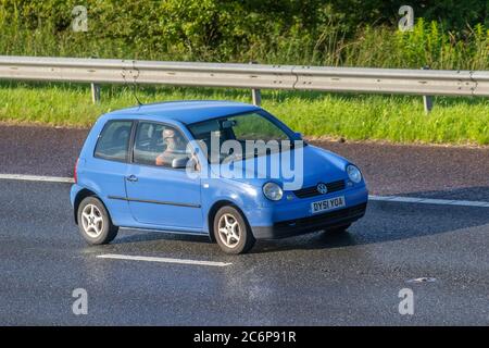 2015 blauer VW Volkswagen Polo SE TDI; Fahrzeuge mit fahrendem Verkehr, Fahrzeuge, die Fahrzeuge auf nassen britischen Straßen fahren, Motoren, auf dem Autobahnnetz der Autobahn M6. Stockfoto