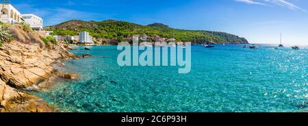 Seascape Panorama von Sant Elm, schöne Aussicht auf Bucht mit Booten auf Mallorca Meer, Spanien Mittelmeer Stockfoto