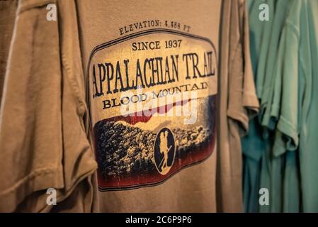 Appalachian Trail / Blood Mountain T-Shirts bei Mountain Crossings in Walasi-yi auf dem Appalachian Trail bei Neels Gap in Blairsville, Georgia. (USA) Stockfoto