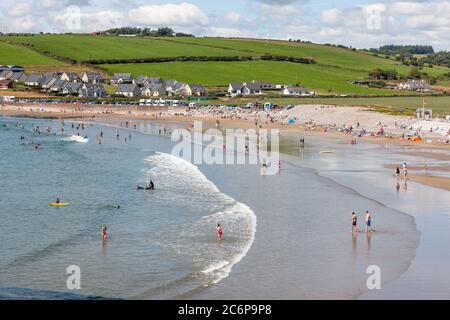 Garrettstown, Cork, Irland. Juli 2020. An einem heißen und sonnigen Nachmittag genießen Urlauber das gute Wetter am Garrettstown Beach, Co. Cork, Irland. - Credit; David Creedon / Alamy Live News Stockfoto