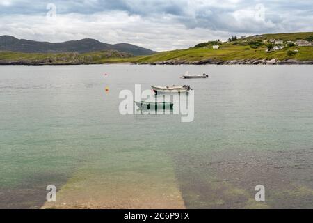 TALMINE UND TALMINE BAY SUTHERLAND SCHOTTLAND IM SOMMER SLIPWAY UND KLEINE BOOTE EIN KLARES, FARBENFROHES MEER Stockfoto