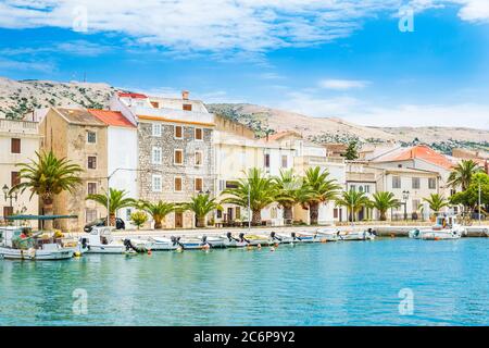 Schöne Stadt Pag in Dalmatien, Kroatien, Blick auf den Yachthafen und alte Steinbrücke Stockfoto