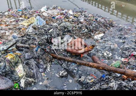 Dhaka, Dhaka, Bangladesch. Juli 2020. Ein Freiwilliger Arbeiter reinigen die Flussufer rund Kanal, Es war ein Kanal vor, aber kontinuierliche Hinterlegung von städtischen Abfällen macht es zu einem Land in Savar in der Nähe von Dhaka, Bangladesch am 11. Juli 2020. Kredit: Zabed Hasnain Chowdhury/ZUMA Wire/Alamy Live Nachrichten Stockfoto