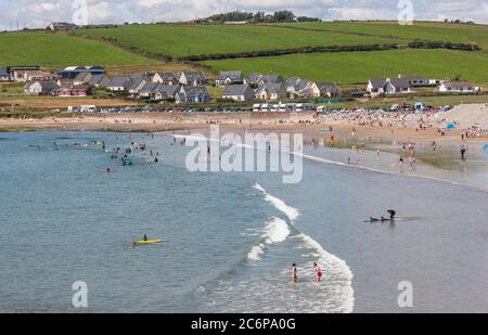 Garrettstown, Cork, Irland. Juli 2020. An einem heißen und sonnigen Nachmittag genießen Urlauber das gute Wetter am Garrettstown Beach, Co. Cork, Irland. - Credit; David Creedon / Alamy Live News Stockfoto