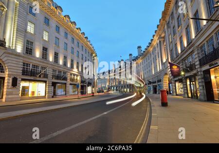 Abendliche Regent Street während der Sperre, Westminster, London, Großbritannien Stockfoto