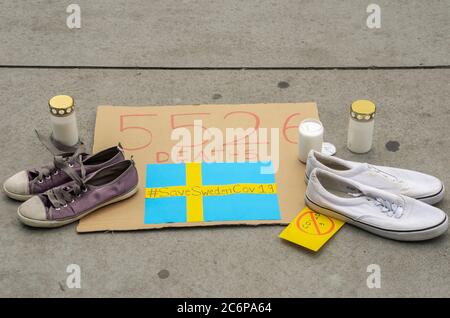 Malmö, Schweden. Juli 2020. Vor dem Bahnhof Triangeln in Malmö fand ein Protestakt gegen die schwedischen „laxen“ Coronavirus-Maßnahmen statt. Eine kleine Gruppe von Aktivisten zeigte Informationen über die Ausbreitung des Coronavirus im Land und ermutigte die Menschen, Gesichtsmaske zu verwenden, um die Ausbreitung des Virus zu verhindern. Sie gaben den Menschen kostenlose Gesichtsmasken und informierten, dass Schweden der 6. Versuch sei, mit mehr Todesfällen pro Kopf aufgrund von Covid-19. Kredit: Lora Grigorova/Alamy Live Nachrichten Stockfoto