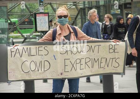 Malmö, Schweden. Juli 2020. Vor dem Bahnhof Triangeln in Malmö fand ein Protestakt gegen die schwedischen „laxen“ Coronavirus-Maßnahmen statt. Eine kleine Gruppe von Aktivisten zeigte Informationen über die Ausbreitung des Coronavirus im Land und ermutigte die Menschen, Gesichtsmaske zu verwenden, um die Ausbreitung des Virus zu verhindern. Sie gaben den Menschen kostenlose Gesichtsmasken und informierten, dass Schweden der 6. Versuch sei, mit mehr Todesfällen pro Kopf aufgrund von Covid-19. Kredit: Lora Grigorova/Alamy Live Nachrichten Stockfoto