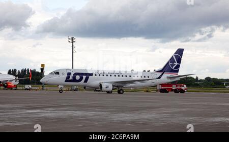 Ukraine, Kiew - 8. Juli 2020: Passagierflugzeug. FLUGZEUG SP-LIB LOT - POLNISCHE FLUGLINIEN EMBRAER ERJ-175. Internationaler Flughafen Boryspil. Ankunft des Flugzeugs Stockfoto