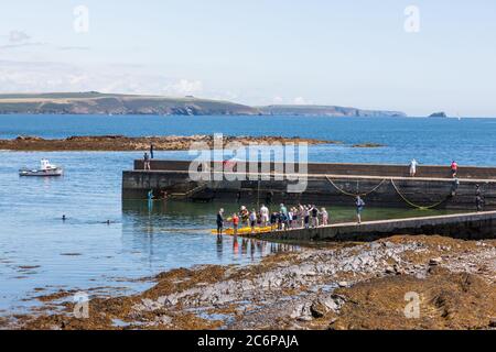 Bullins Bay, Garrettstown, Co. Cork, Irland. Juli 2020. Urlauber genießen Wasseraktivitäten an einem heißen und sonnigen Tag am Pier in Bullins Bay, in der Nähe von Kinsale, Co.Cork, Irland. - Credit; David Creedon / Alamy Live News Stockfoto