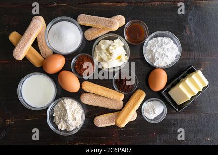 Tiramisu-Kuchen Zutaten: Marienkäfer, Espresso-Pulver und andere Zutaten, um eine Tortenversion des klassischen italienischen Dessert zu machen Stockfoto