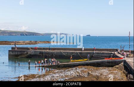 Bullins Bay, Garrettstown, Co. Cork, Irland. Juli 2020. Urlauber genießen Wasseraktivitäten an einem heißen und sonnigen Tag am Pier in Bullins Bay, in der Nähe von Kinsale, Co.Cork, Irland. - Credit; David Creedon / Alamy Live News Stockfoto