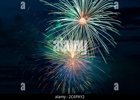 Schönes mehrfarbiges festliches Feuerwerk am Nachthimmel Stockfoto