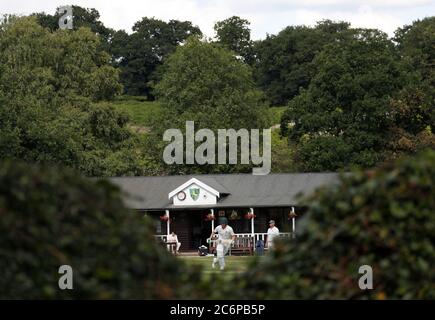 Newtown Linford, Leicestershire, Großbritannien. Juli 2020. Newtown Linford Cricket Club spielen Oakham, nachdem die britische Regierung die Einschränkungen für die Sperrung mehrerer Outdoor-Aktivitäten durch Coronavirus-Pandemieviren gelockert hat. Credit Darren Staples/Alamy Live News. Stockfoto