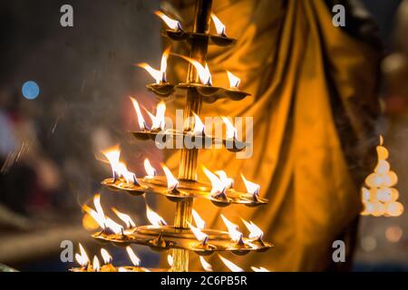 Kerzen verwendet in der Leistung der religiösen Ganga Aarti rituellen Feuer puja in Dashashwamedh Ghat in Varanasi, Uttar Pradesh, Indien. Stockfoto