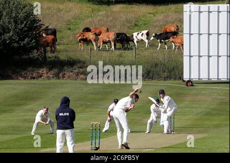 Newtown Linford, Leicestershire, Großbritannien. Juli 2020. Newtown Linford Cricket Club spielen Oakham, nachdem die britische Regierung die Einschränkungen für die Sperrung mehrerer Outdoor-Aktivitäten durch Coronavirus-Pandemieviren gelockert hat. Credit Darren Staples/Alamy Live News. Stockfoto