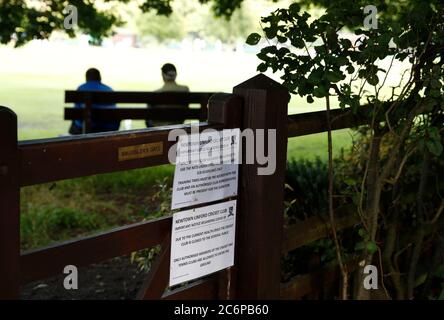 Newtown Linford, Leicestershire, Großbritannien. Juli 2020. Eine covid-19-Nachricht wird an das Tor geklemmt, als Newtown Linford Cricket Club Oakham spielen, nachdem die britische Regierung die Einschränkungen für die Sperrung mehrerer Outdoor-Aktivitäten durch Coronavirus-Pandemie gelockert hat. Credit Darren Staples/Alamy Live News. Stockfoto